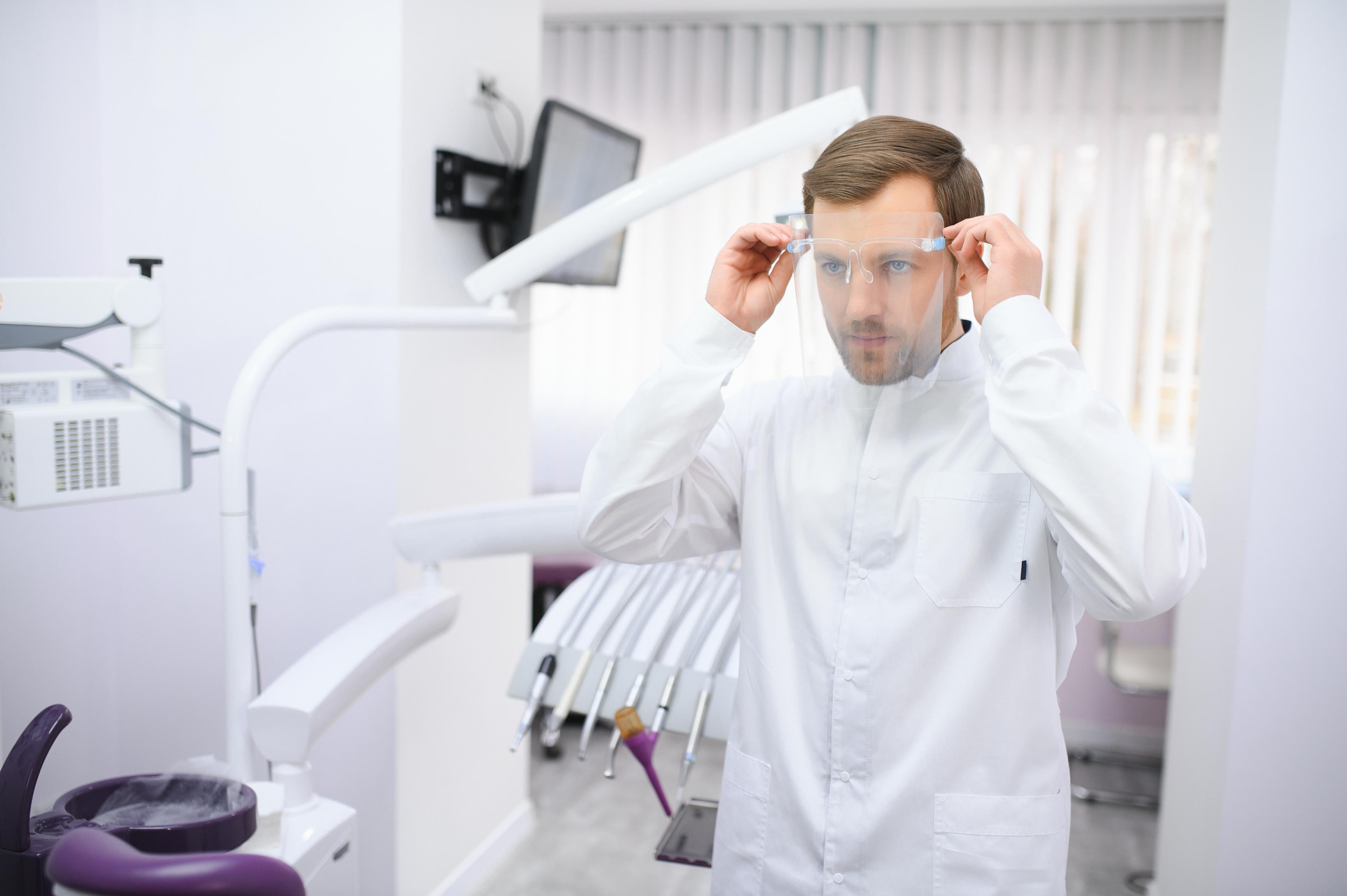 Medic dentist în clinică